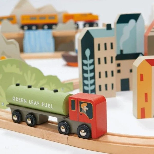 Circuit De Train Géant En Bois Vue Sur La Montagne Tender Leaf Toys® - Jouets En Bois 15 Circuit De Train Géant En Bois Vue Sur La Montagne Tender Leaf Toys® - Jouets En Bois – Image 13