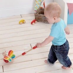 Jouet Hape Canne à Pousser Papillon - Jouets écolo 13 Jouet Hape Canne à Pousser Papillon - Jouets écolo -Jouets En Bois hape canne a pousser papillon jouets ecolo 4