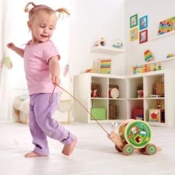 Jouet à Tirer Escargot Roulant Avec Jeu De Formes Hape®- Jouets Bois -Jouets En Bois hape jouet a tirer escargot de formes jouets hape 3