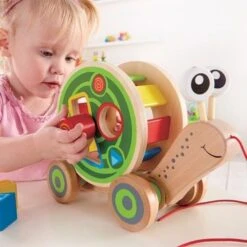 Jouet à Tirer Escargot Roulant Avec Jeu De Formes Hape®- Jouets Bois -Jouets En Bois hape jouet a tirer escargot de formes jouets hape 5