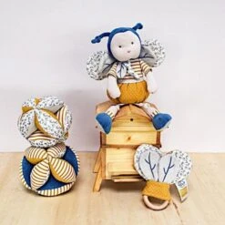 Hochet En Bois Et Papier Bruissant Pollen 16cm Coton Bio Doudou Et Compagnie® - Doudou Bio Français -Jouets En Bois hochet en bois et papier bruissant pollen 16cm coton bio doudou et compagnie doudou bio francais 2