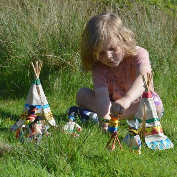 Jouet En Bois Set Tipis (maisons) De Poupées Camp Indiens 14 Pièces Goki® - Jouets Goki 6 Jouet En Bois Set Tipis (maisons) De Poupées Camp Indiens 14 Pièces Goki® - Jouets Goki – Image 4