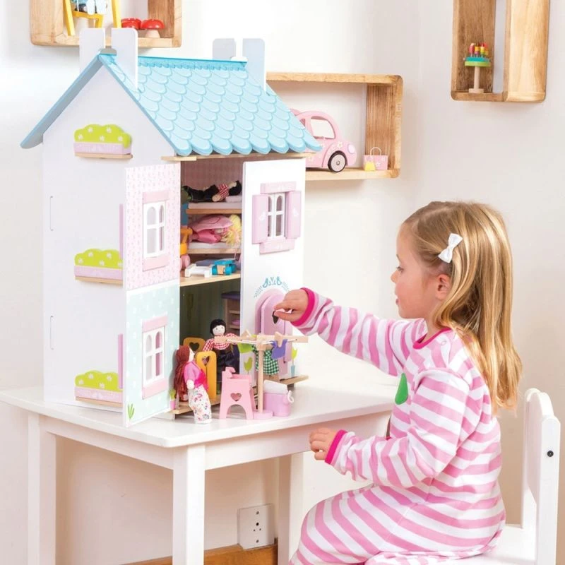Jouets En Bois Maison De Poupées Victorienne Meublée Blue Bird Cottage Le Toy Van® - Jouets Imitation 5 Jouets En Bois Maison De Poupées Victorienne Meublée Blue Bird Cottage Le Toy Van® - Jouets Imitation – Image 3