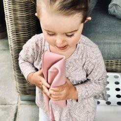 Seau De Plage Enfant En Silicone Vieux Rose Scrunch® - Jouets De Plage -Jouets En Bois seau de plage enfant en silicone vieux rose scrunch jouets de plage 2