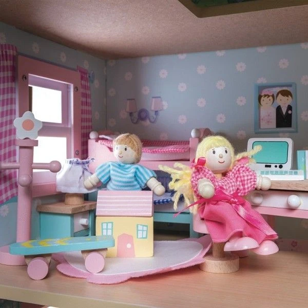 Set 4 Figurines Poupées Budkins 'My Family' Le Toy Van® - Jouets En Bois - Jouets En Bois 6 Set 4 Figurines Poupées Budkins 'My Family' Le Toy Van® - Jouets En Bois - Jouets En Bois – Image 4